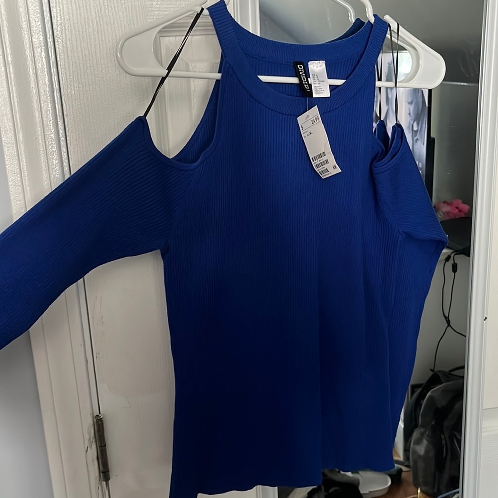 Forever 21 sweater. Never worn. Warm material.